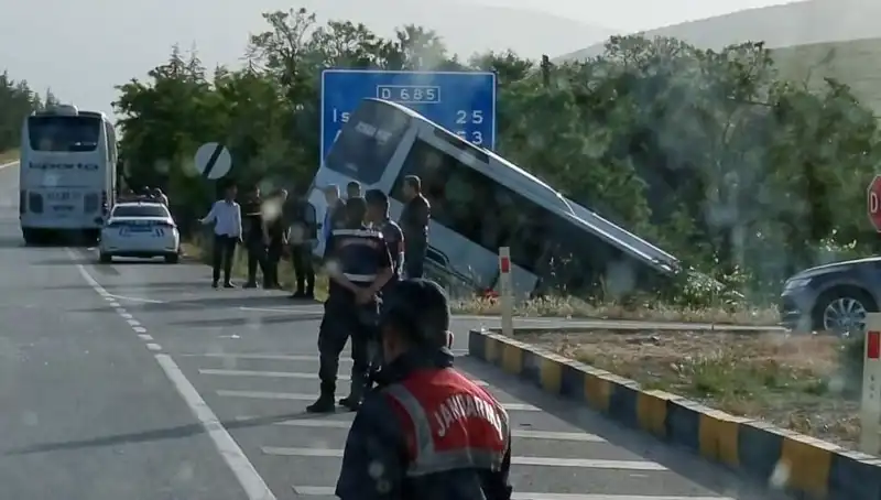 Isparta’da Feci Kaza: Tur Otobüsü ile Yolcu Otobüsü Çarpıştı, Yaralılar Var