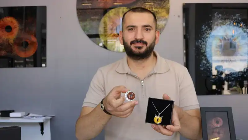 Çektiği İris Fotoğraflarını Takı ve Tabloya Dönüştüren Sanatçı: İnovatif Bir Yaklaşım