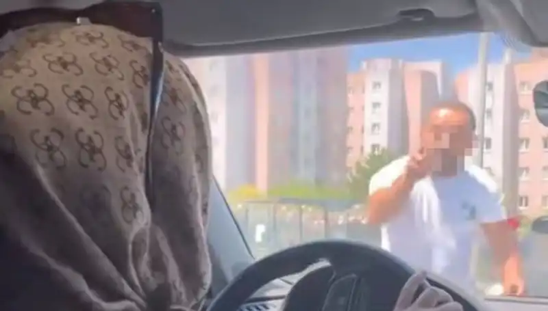 Trafikte Dehşet Anları: Önünü Kesen Sürücü Araç Camını Yumrukladı
