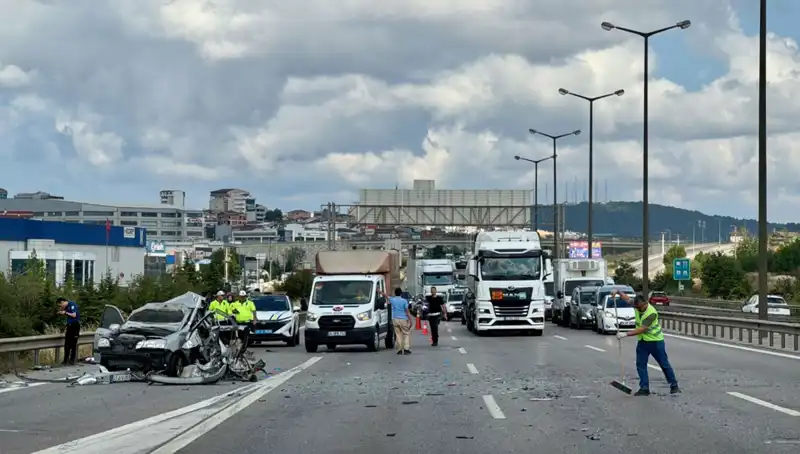 Otoyolda Feci Kaza: Üç Kişi Araçta Sıkıştı, Trafik Tamamen Durdu!