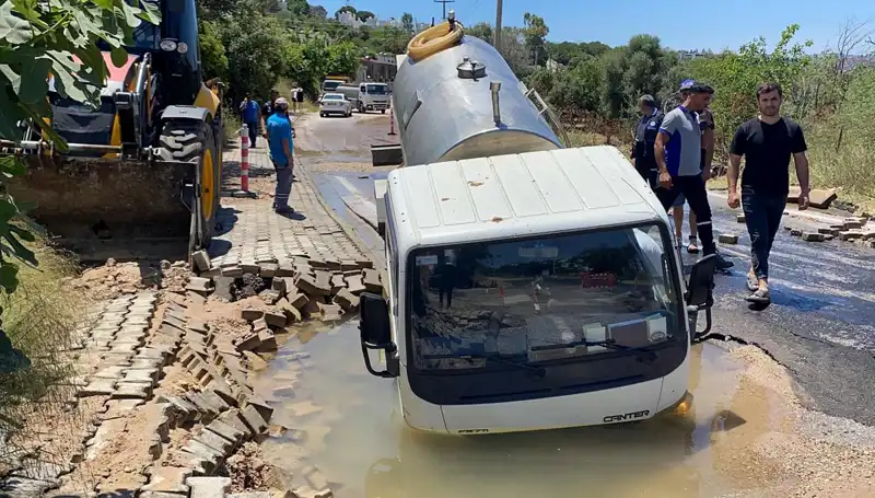Bodrum'da Su Hattı Patladı, Tanker Devrildi: Olayın Ardından Neler Oldu?