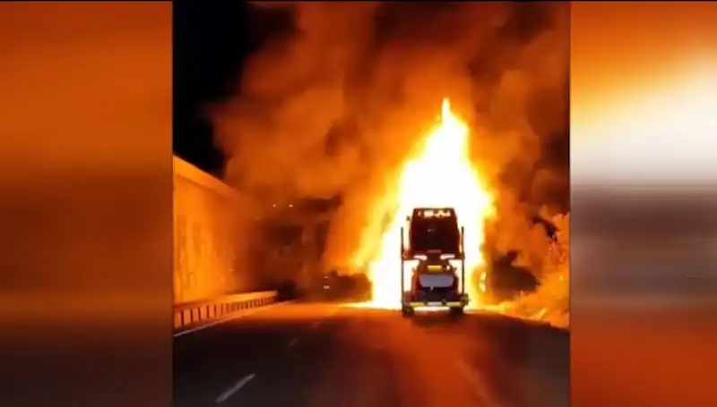 Otomobil Yüklü Tırda Çıkan Yangın, 8 Araçla Birlikte Alev Alev Yandı