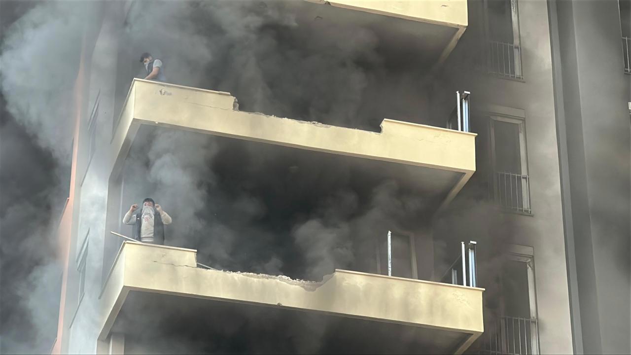 Antalya'da Otelde Tadilat Halindeki Yangın