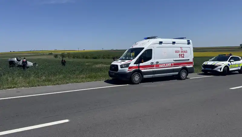 Edirne'de Devrilen Otomobilde Korkutan Kaza: Sürücü ve Eşi Yaralandı
