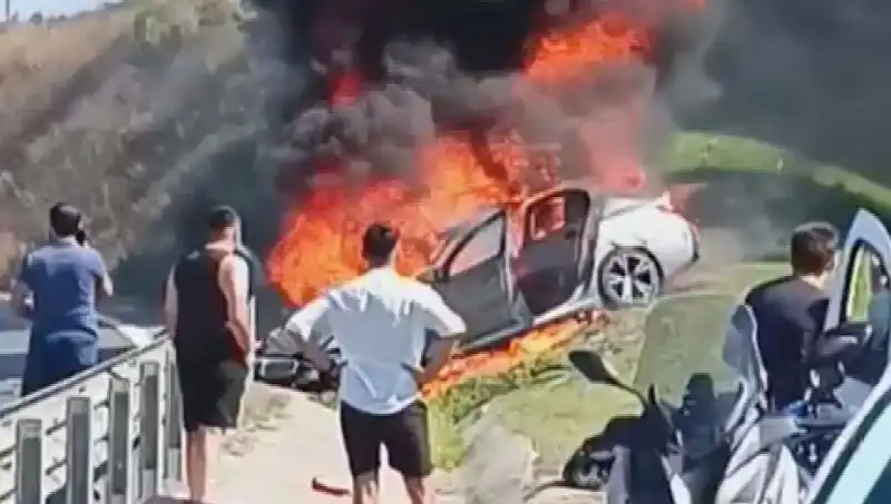 TEM Otoyolu'nda Korkutan Kaza: Otomobil Alev Alev Yandı!