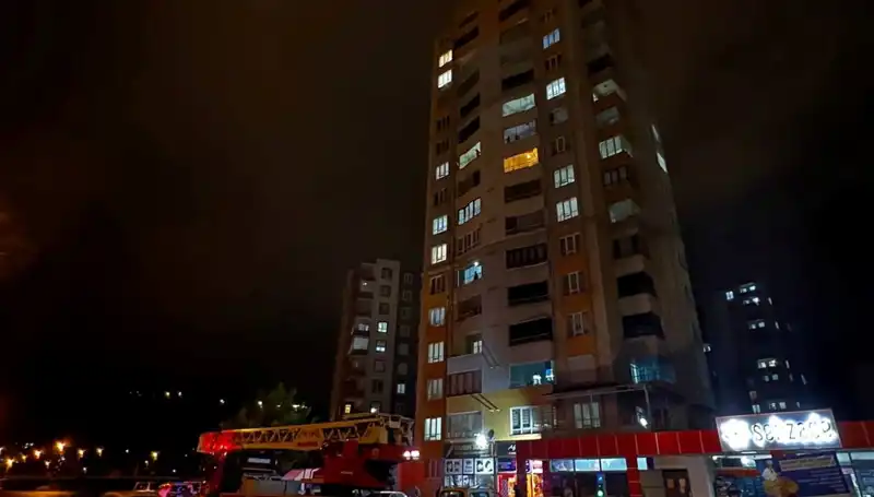 Yıldırım Apartmanın Çatısını Vurdu: Passerler Gözyaşlarına Boğuldu