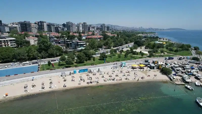 İstanbul'un Sıcak Havası Caddebostan'ı Canlandırdı: Plajda Yoğun Kalabalık