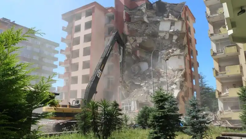 Denizin Dalgaları Değil, Yapıların Sarsıntısı: İki Bina Yıkılıyor!