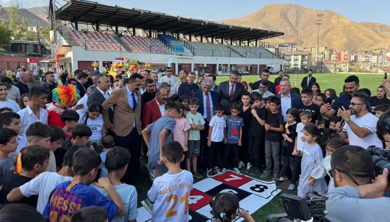Hakkari'de Coşku Dolu Anadolu Şenliği Başladı, Eğlence Sınırsız!