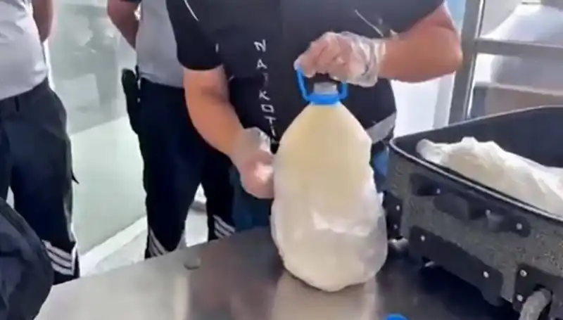Havalimanında Süt Şişesi İçinde Ele Geçirilen Uyuşturucu: Tam 12 Kilo 800 Gram!