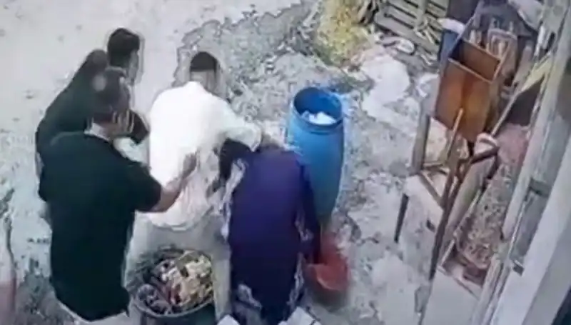 Başakşehir'de Baba ve Oğul, Bidon Tartışmasında 58 Yaşındaki Kadını Darbetti