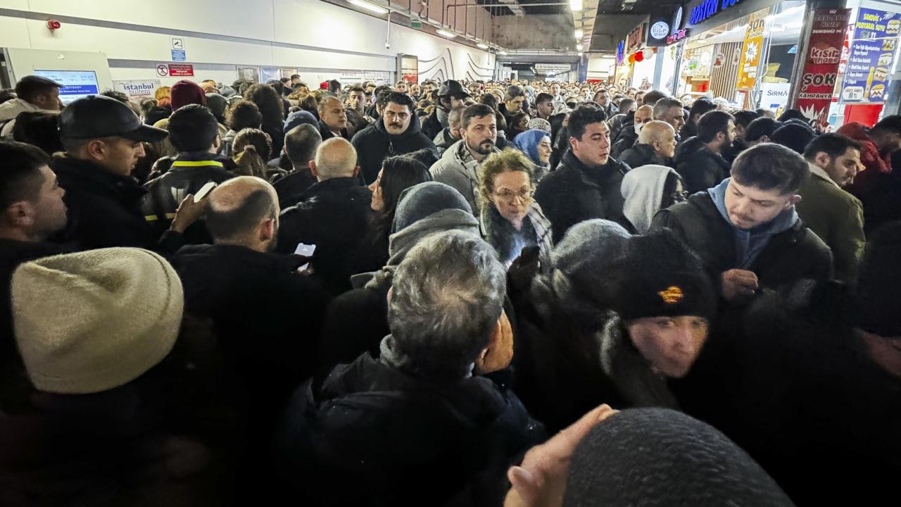 İstanbul'da Şiddetli Kar Yağışı Hayatı Olumsuz Etkiledi