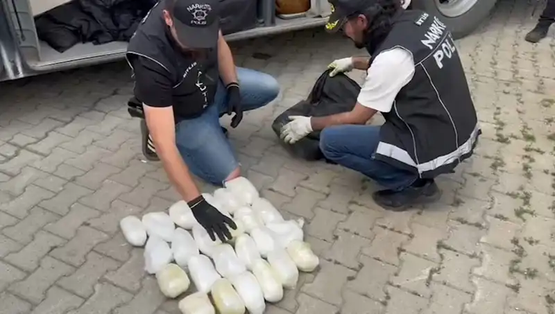 Yolcunun Valizinde Şok Eden 13 Kilo Metamfetamin Ele Geçirildi