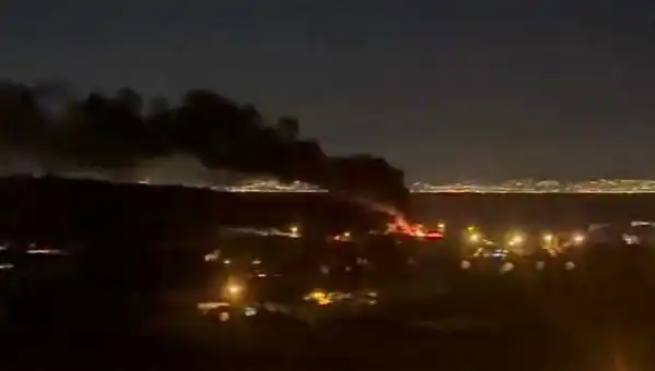Yalova'daki Depo Yangınında Bir İtfaiyeci Dumandan Etkilendi!