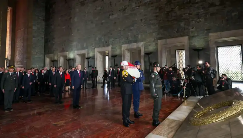 Devlet Erkanı Anıtkabir'de: Atatürk'e Saygı Duruşu