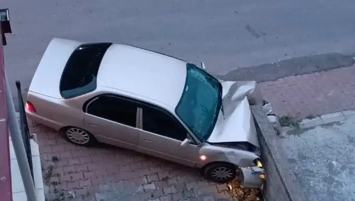 Kontrolünü Kaybeden Araç Duvara Çarptı! Olay Anı Kameralara Yansıdı