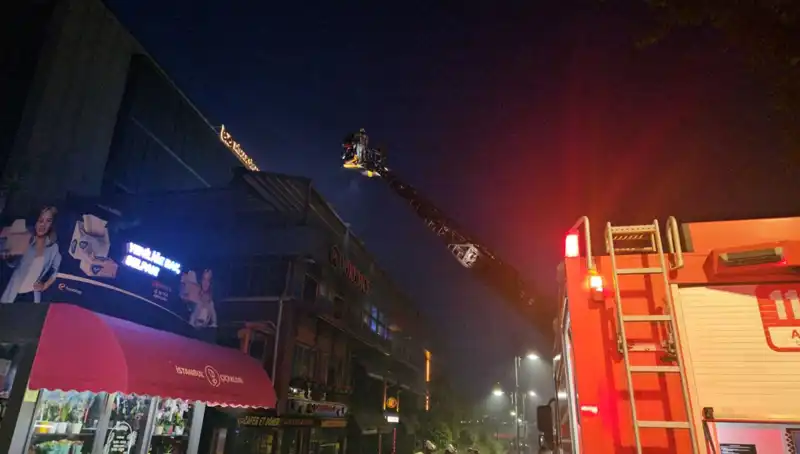 Beşiktaş'ta 3 Katlı Restoranda Yangın: Ekipler Mücadele Ediyor