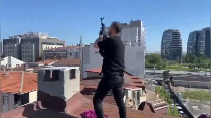 İstanbul’da Çatıya Kaçan Şüphelilere Operasyon: Bacadan AK-47 Çıktı!