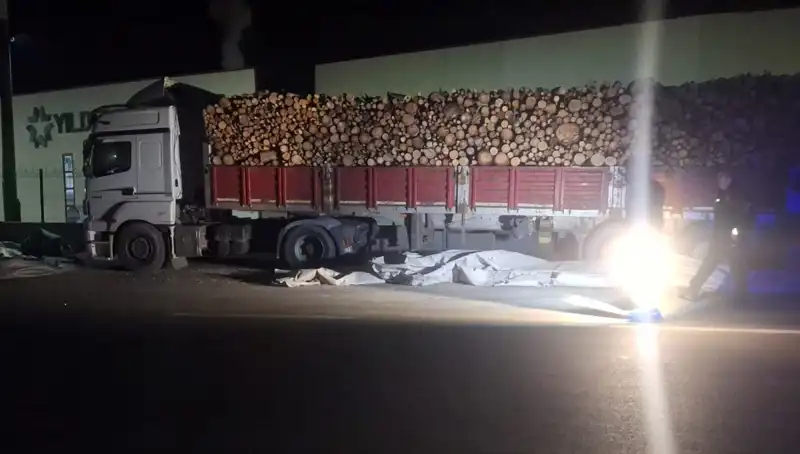 Brandayı Toplayan TIR Sürücüsüne Otomobil Çarpınca Felaket Yaşandı