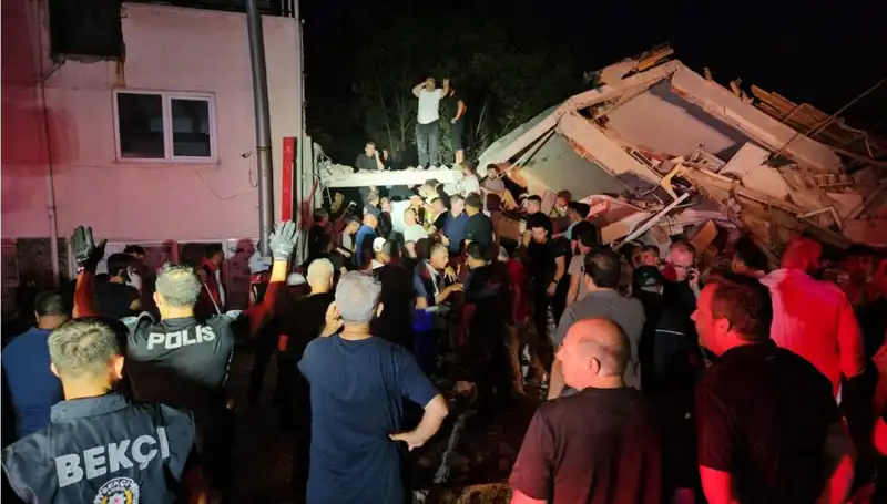 Balıkesir Sındırgı'da Şiddetli Deprem: Can Kaybı ve Yaralılar Haberi