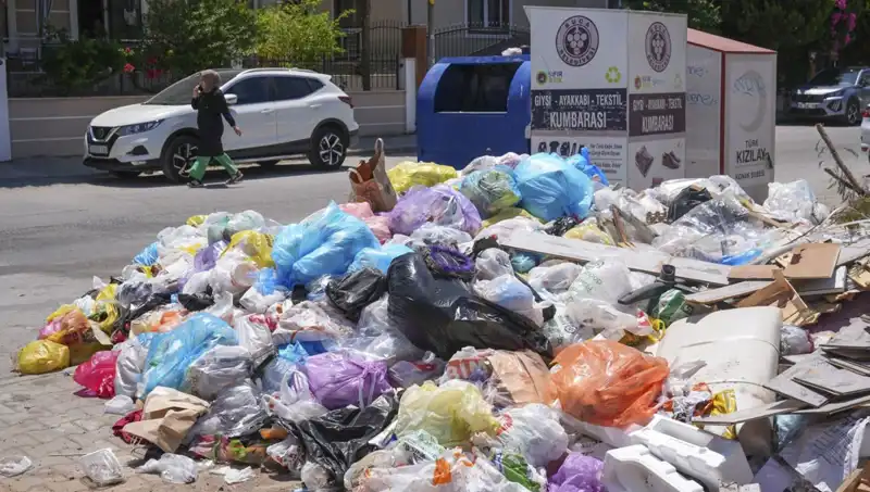 İzmir'de Çöp Yığınları Krizi: Şehrin Temizlik Sorunu Neden Büyüyor?