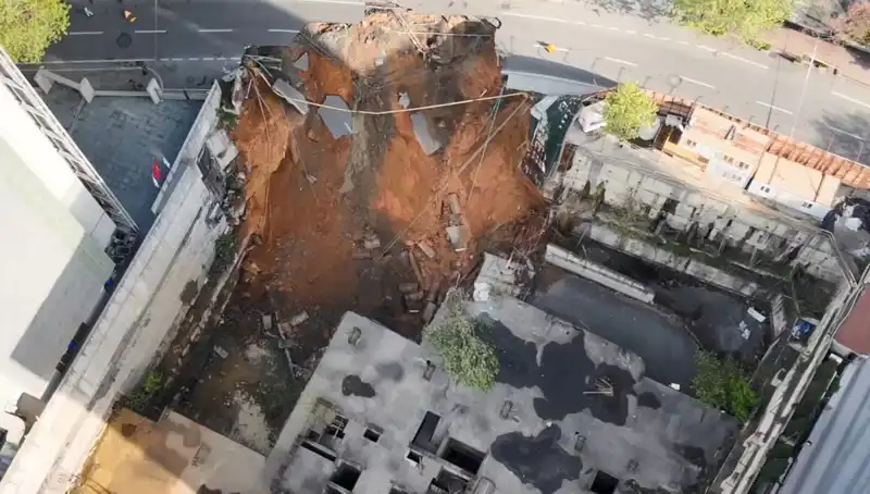 Sarıyer'de Şok! Yol Çökmesi Sonucu Cadde Trafiğe Kapandı
