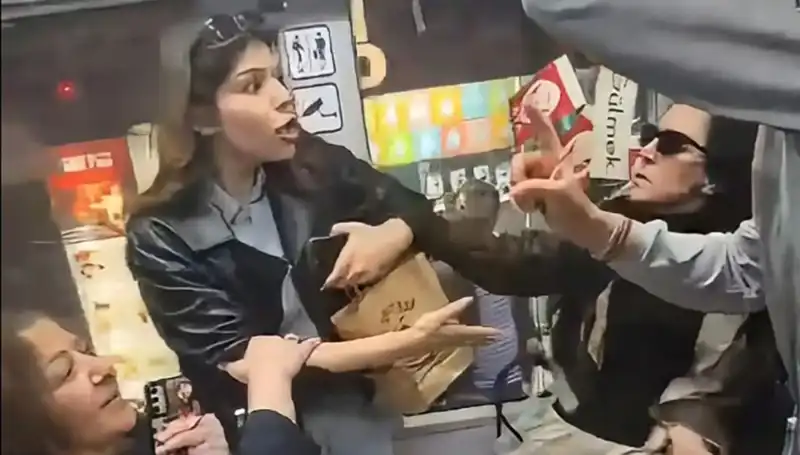 Tramvayda Kadınlar Arasında Ciddi Kavga: Tekmeler ve Küfürler Uçuştu