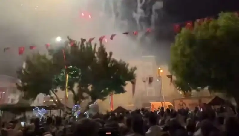 Büyüleyici Havai Fişek Gösterisi Faciaya Dönüştü: Hastanelik Olanlar Var
