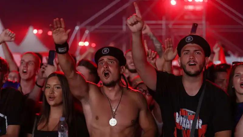 Thompson Konserinde Nazi Selamı Skandalı: Neler Oldu?