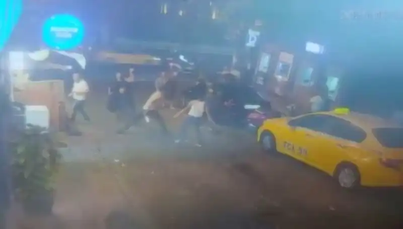 Beyoğlu'nda Korkutan Kavga: Laf Atma Sebebiyle Kan Aktı