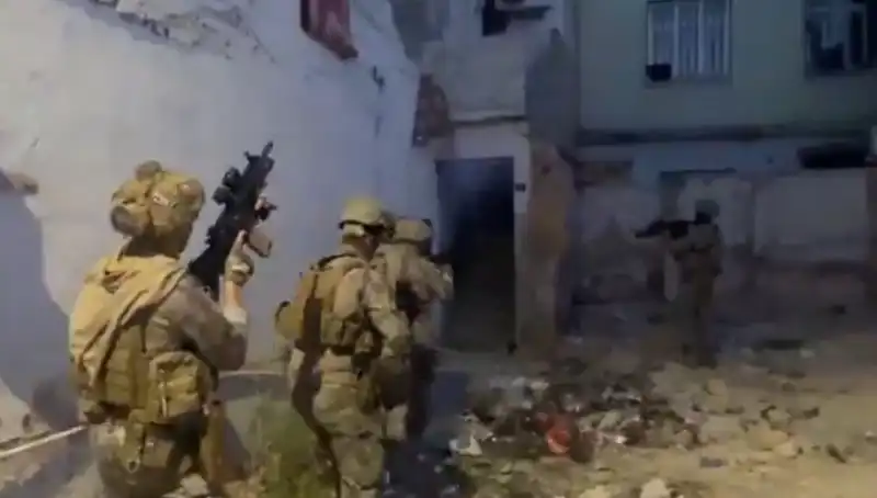 Türkiye'de Tarihi Uyuşturucu Operasyonu: 75 İl, 2.311 Gözaltı!