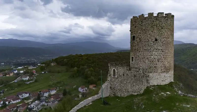 Bosna Hersek’teki Sokolac Kalesi: Geçmişin İzleri ve Zamana Direniş
