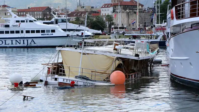 Hırvatistan'da Şiddetli Fırtına Feribotu Alabora Etti: Gemiler Suda Kayboldu