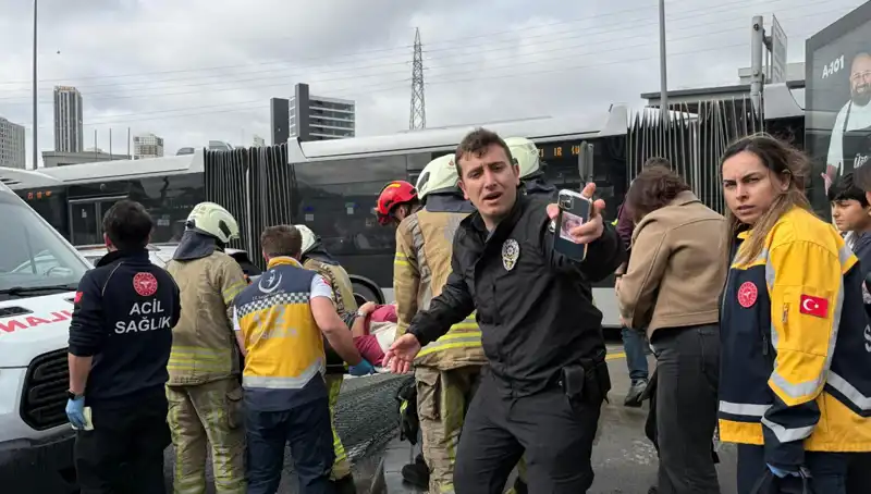 Metrobüs Kazası: İstanbullular Shockta, Seferler Durduruldu ve Yaralılar Hastaneye Sevk Edildi
