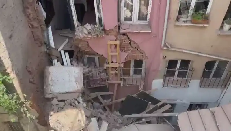 İstanbul'da Üç Katlı Binanın Balkonu Çöktü: Olayın Detayları ve Son Gelişmeler