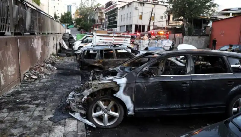 Sanayi Bölgesinde Belirsiz Yangın: Tamir Bekleyen Araçlar Kül Oldu