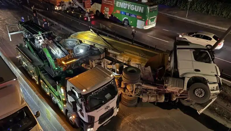 Moloz Yüklü Hafriyat Kamyonu Devrildi: Olay Yerinde Panik Anları