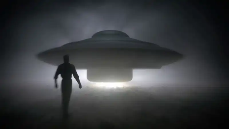 UFO Uzmanı Açıklıyor: Uzaylılar Masum İnsanları Hedef Alıyor!