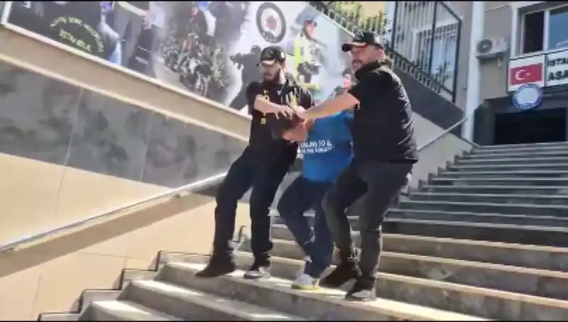 Ümraniye’de Şok Gasp Olayı: Kız Arkadaşlar İçin Alma Sırasında Yakalandılar!