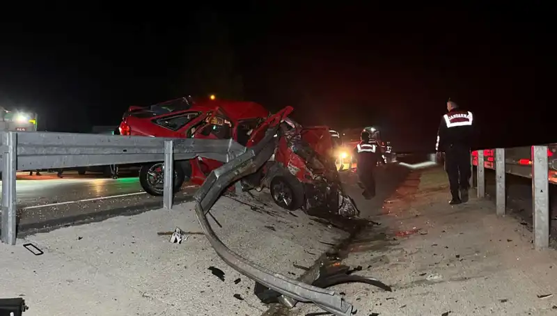 Bariyerlere Çarpan Otomobilde Feci Kaza: 2 Kişi Hayatını Kaybetti
