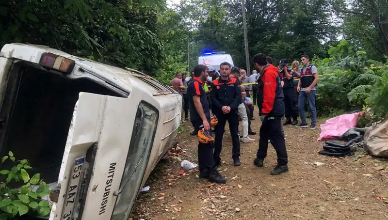 Rize'de Yamaçtan Yuvarlanan Minibüs Faciaya Neden Oldu: İki Ölü, Üç Yaralı