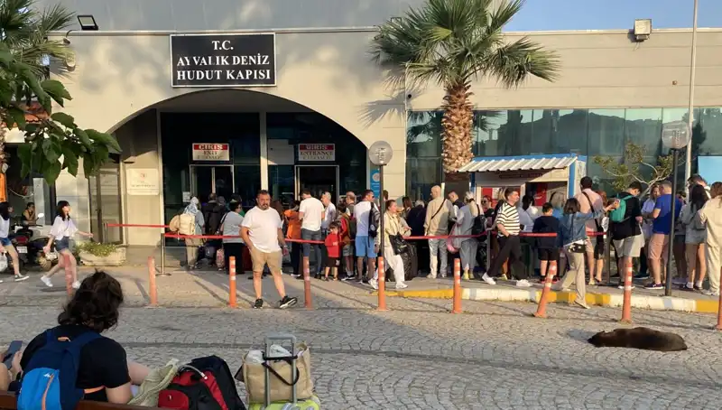 Bayramda Midilli Adası'na Yoğun İlgi: Tatilcilerin Tercihi Oldu