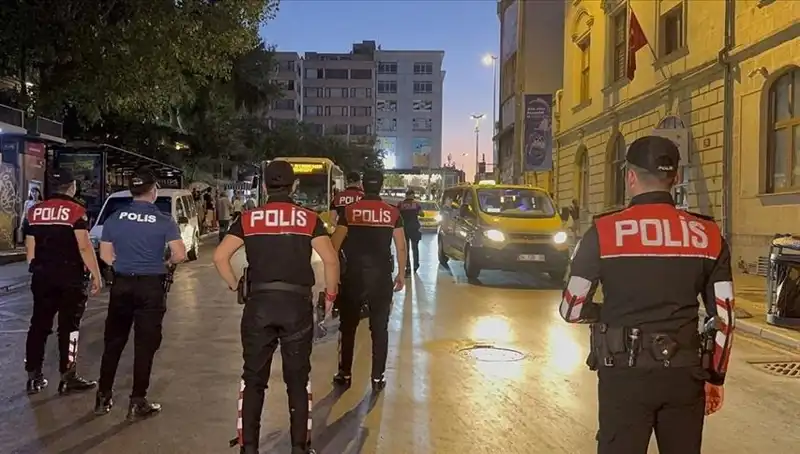 Megakentte Hızlı Asayiş Operasyonu: 4 Saatte Yüzlerce Gözaltı!
