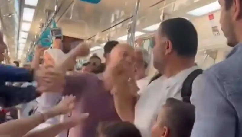 Marmaray'da Yumruklu Kavga! Yolcular Arasında Şok Eden Anlar