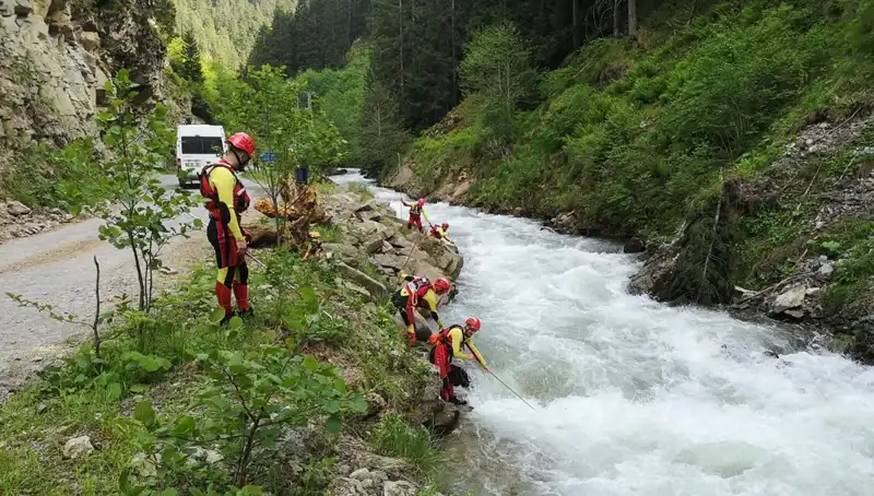 Trabzon'da Dereye Düşen Çocuk Aranıyor: Aile Draması ve Adli Süreç Başladı