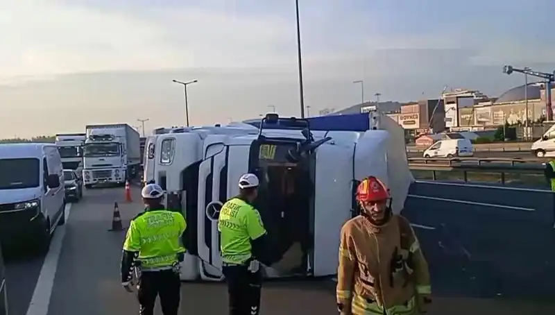 Pendik TEM Otoyolu'nda TIR Devrildi: İstanbul Yönü Trafiğe Kapatıldı