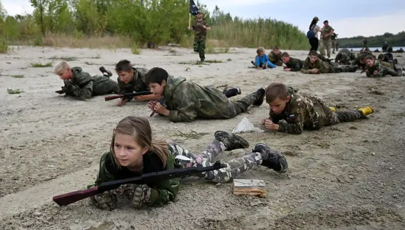 8 Yaşındaki Çocuklar Askeri Kampta: Rusya'daki Şok Edici Durum