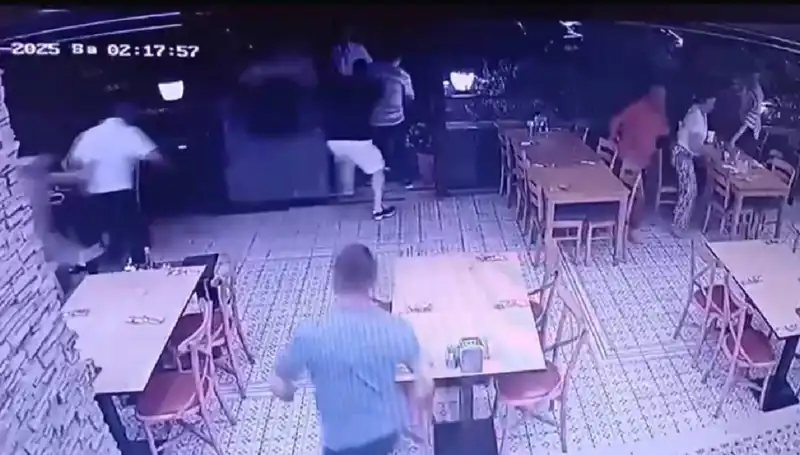 Güvenlik Kameralarında Deprem Anı: Görüntülerdeki Panik ve Kaos