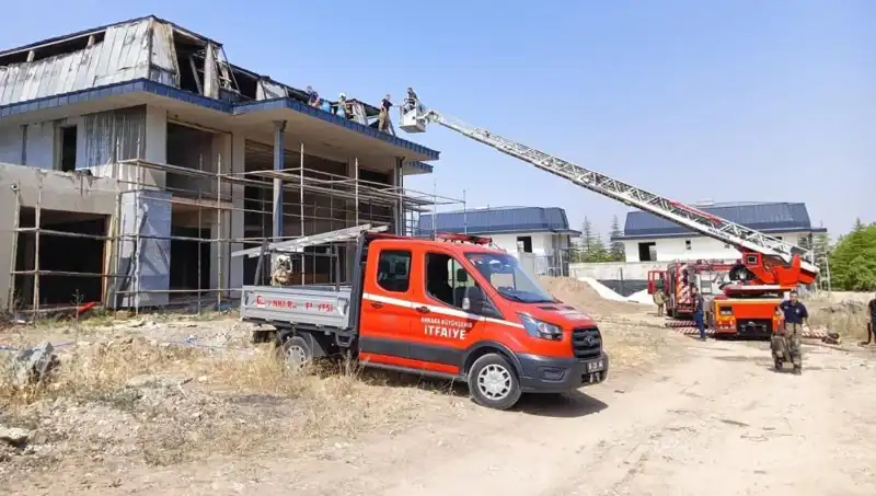 Ankara Gölbaşı'nda Villaların Bulunduğu Alanda Büyük Yangın Çıktı