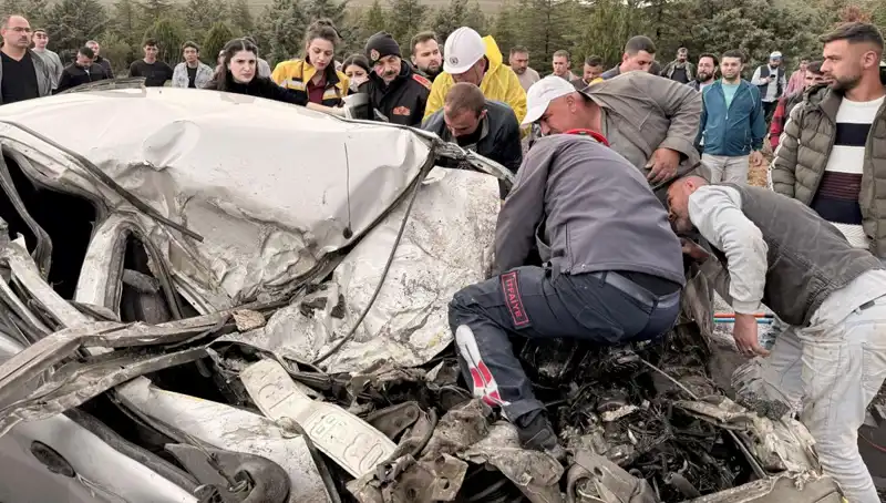 Kamyon ve TIR Çarpıştı: Kağıt Gibi Ezilen Araçlar Yolda Korku Dolu Anlar Yaşattı